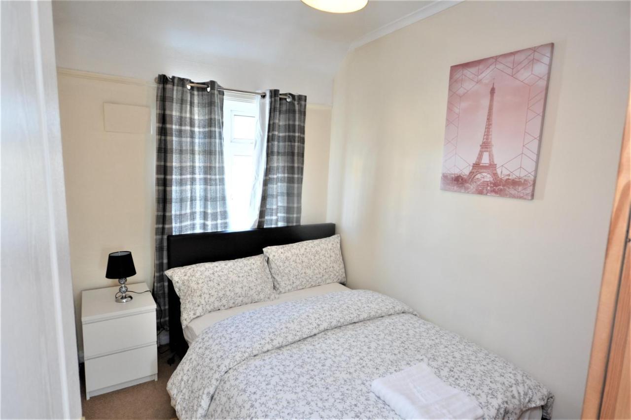 London Deluxe 3 Bedroom House With Parking Space ดาเกนแนม ภายนอก รูปภาพ