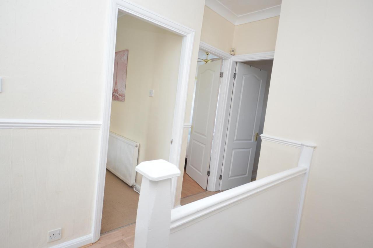 London Deluxe 3 Bedroom House With Parking Space ดาเกนแนม ภายนอก รูปภาพ