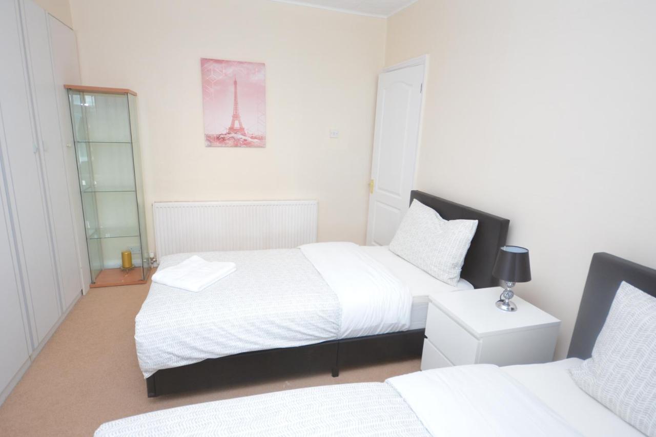 London Deluxe 3 Bedroom House With Parking Space ดาเกนแนม ภายนอก รูปภาพ