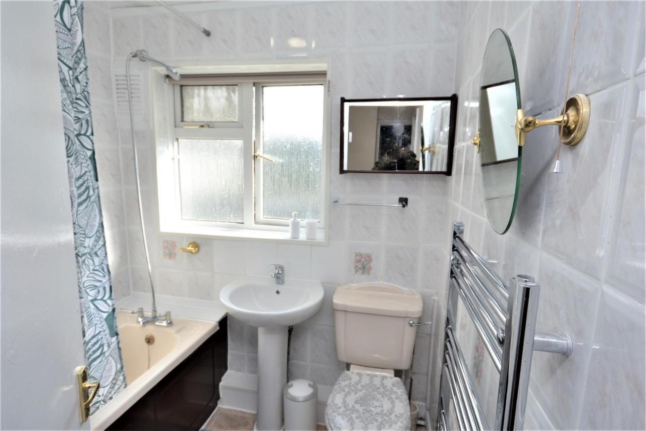 London Deluxe 3 Bedroom House With Parking Space ดาเกนแนม ภายนอก รูปภาพ