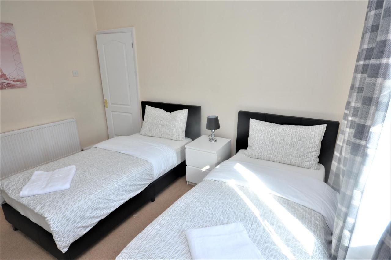 London Deluxe 3 Bedroom House With Parking Space ดาเกนแนม ภายนอก รูปภาพ