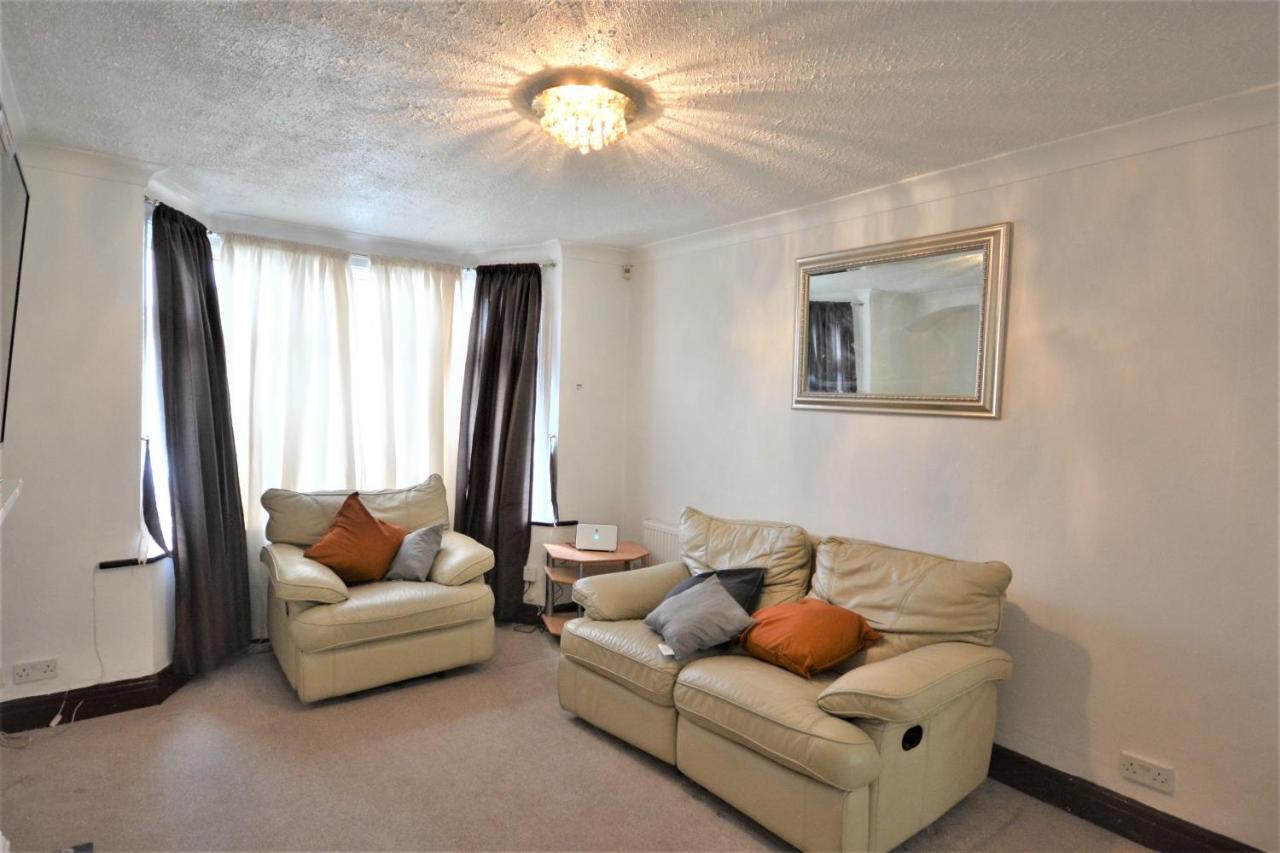 London Deluxe 3 Bedroom House With Parking Space ดาเกนแนม ภายนอก รูปภาพ