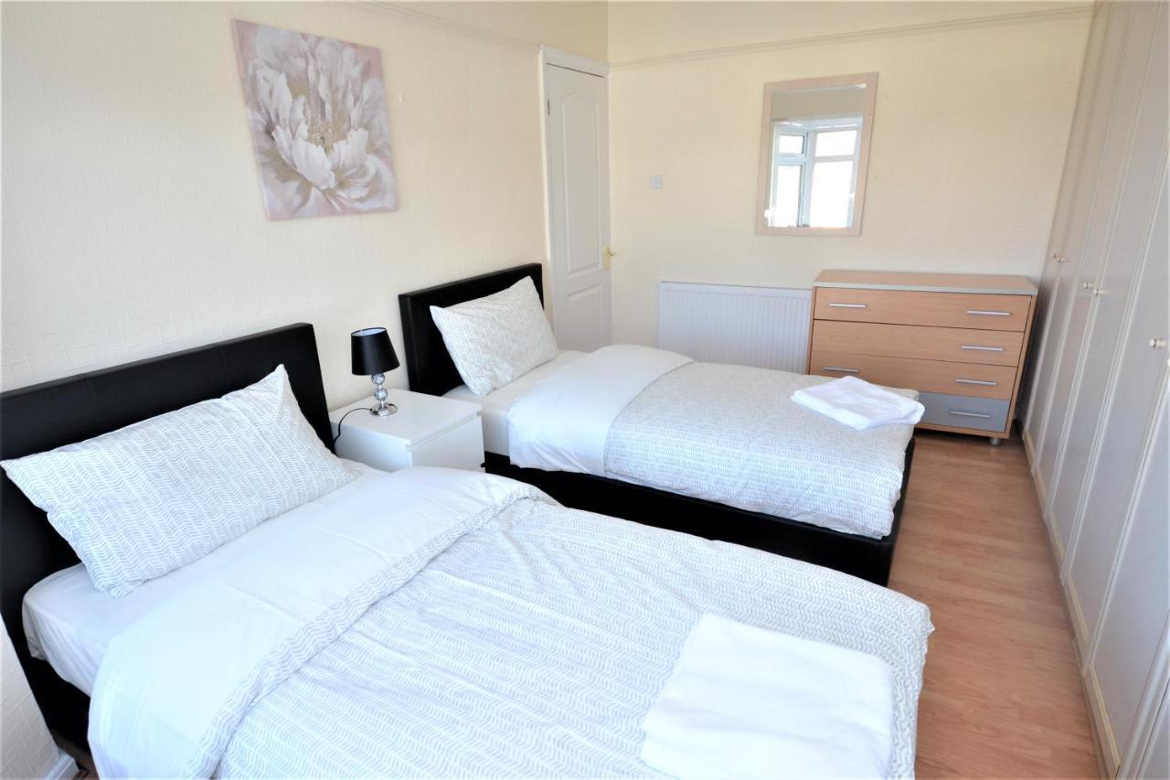 London Deluxe 3 Bedroom House With Parking Space ดาเกนแนม ภายนอก รูปภาพ